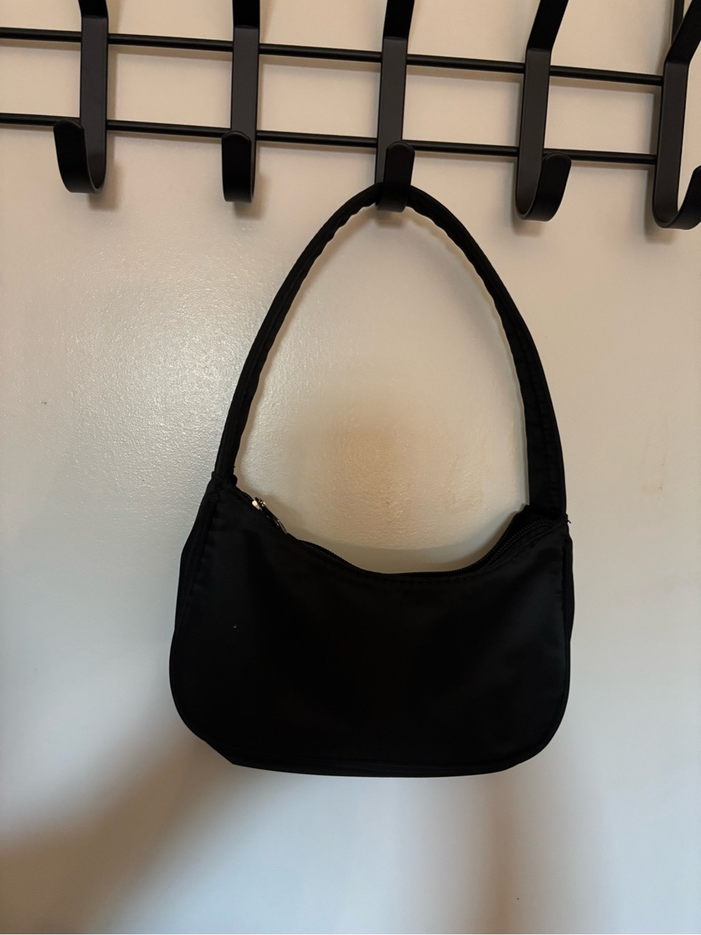 Classic Black Shoulder Bag - Sleek Everyday Carry